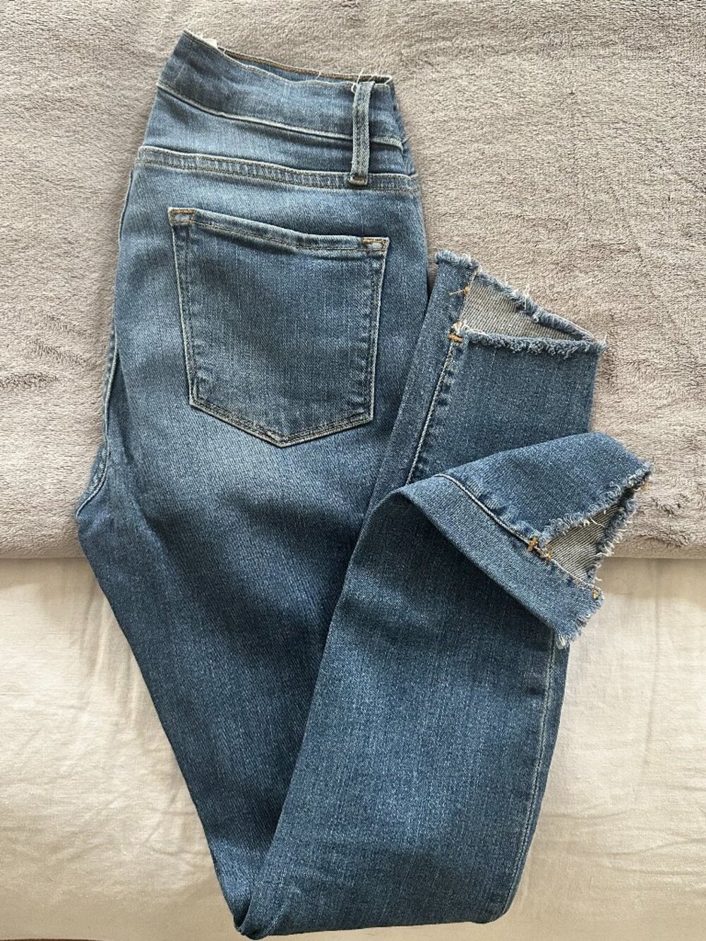 FRAME Le Skinny de Jeanne Denim with Raw Edge Step Hem - Size 25